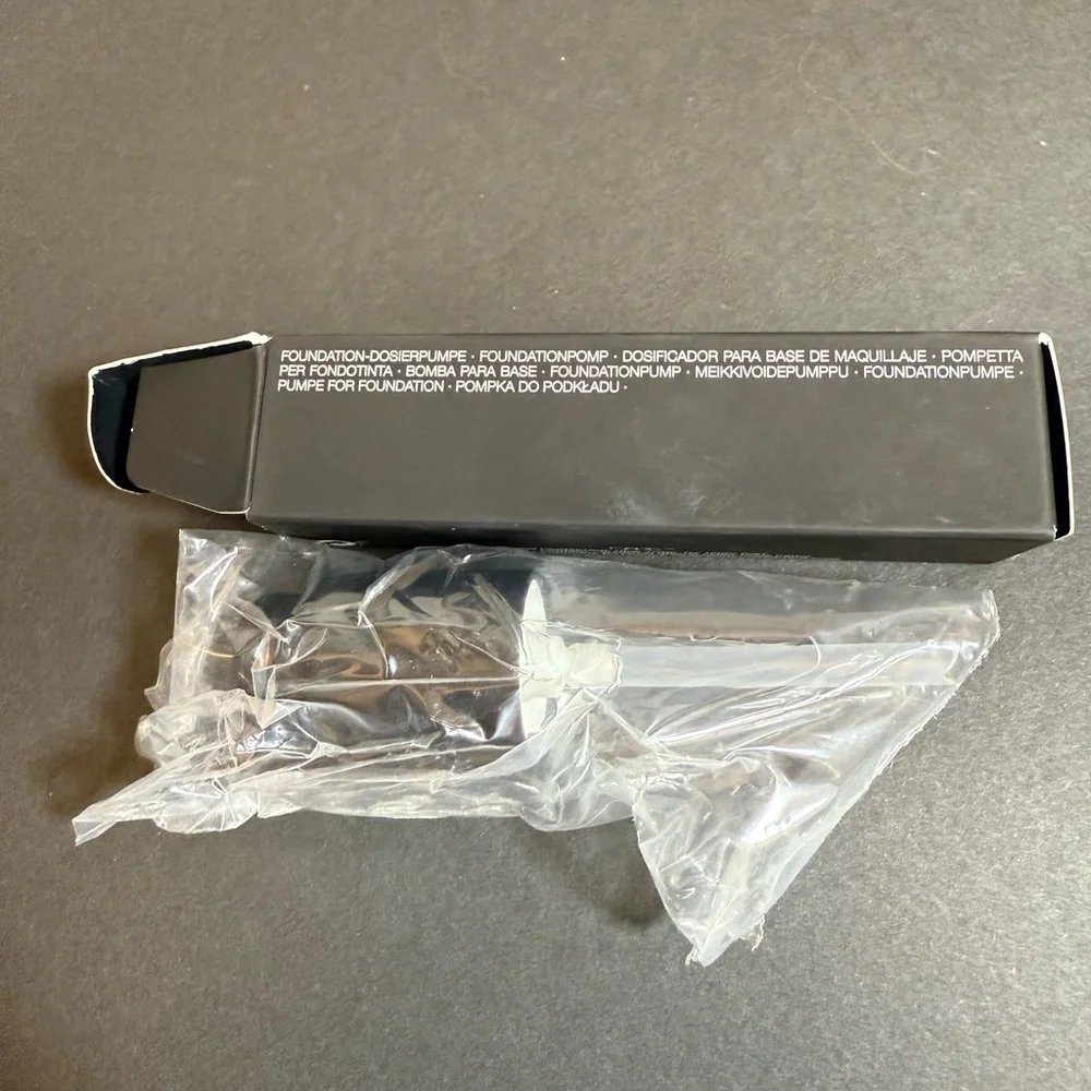 NARS Foundation Pump Dispenser Makeup Accessory NWT